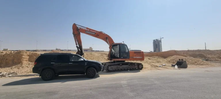 حفار في أرض بعد إزالة المبنى وتسويتها بالرياض