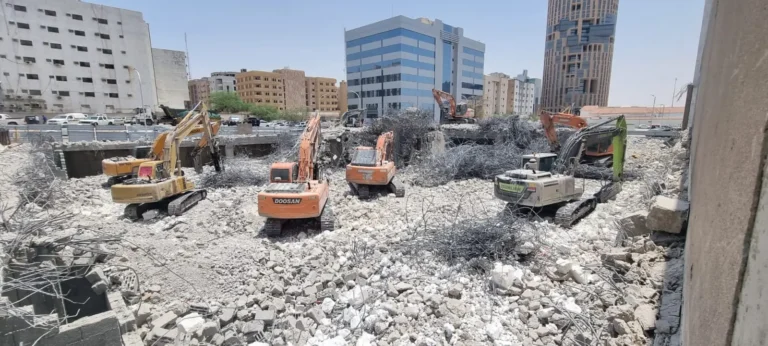عدة حفارات تهدم مبنى تجاري بالرياض