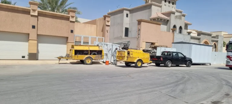 قصر سكني قبل الهدم مع معدات التكسير بالرياض
