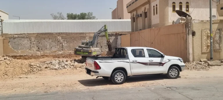 هدم سور ومبنى في حي سكني بالرياض