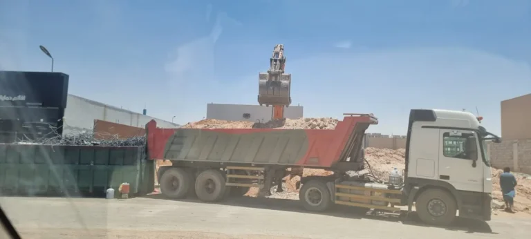 قلاب محمل بمخلفات الهدم بالرياض