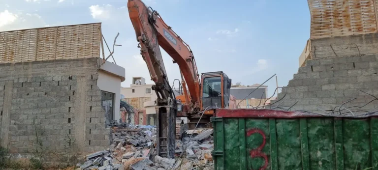 هدم بيت شعبي قديم بالحفار بالرياض