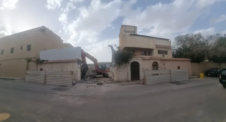 بيوت قديمة أثناء بدء الهدم بالرياض