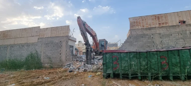 هدم بيت قديم وحاوية مخلفات بالرياض