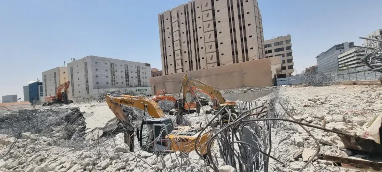 هدم عمارة وفرز الحديد بالرياض