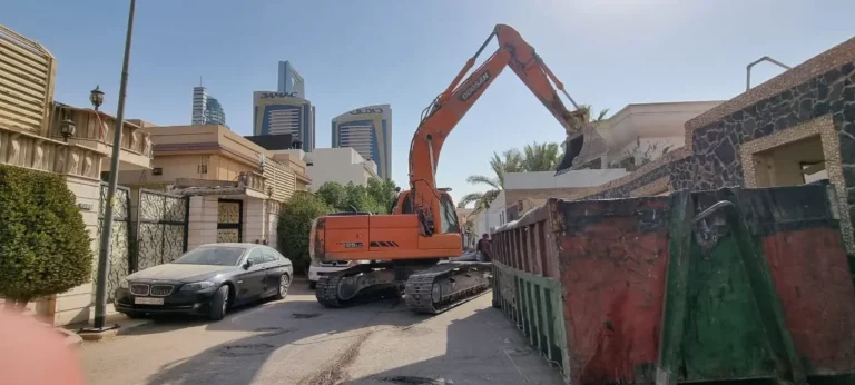 هدم قصر في حي سكني بالرياض