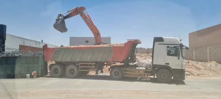 قلاب لترحيل المخلفات من موقع هدم بالرياض