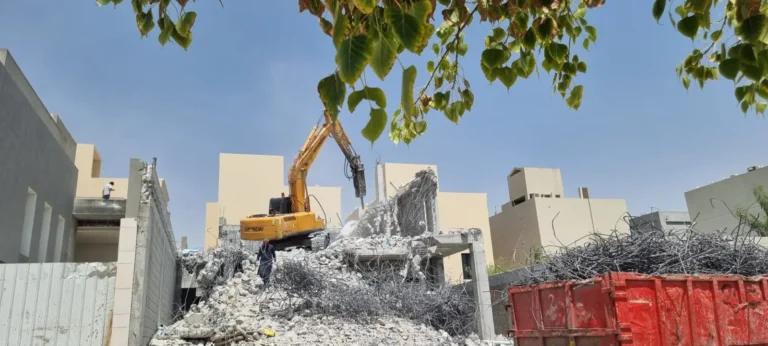 هدم فيلا مع حاوية حديد بالرياض
