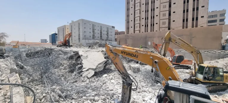 هدم مبنى متعدد الأدوار بالرياض