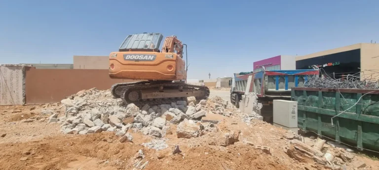 حفار فوق مخلفات الهدم بالرياض