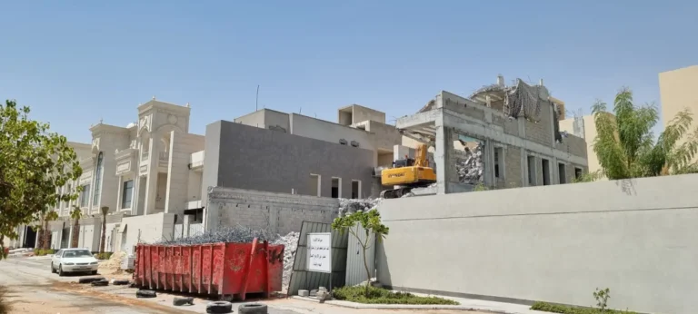 هدم فيلا في حي حديث بالرياض