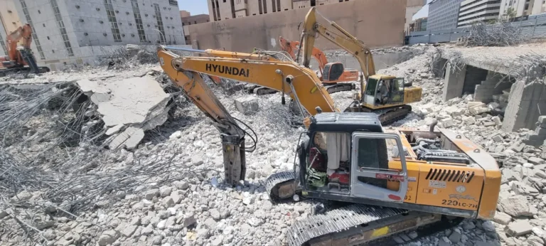 حفارات تكسر الخرسانة في هدم مبنى بالرياض