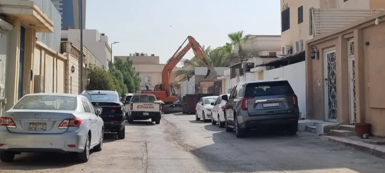 معدة هدم في شارع سكني بالرياض