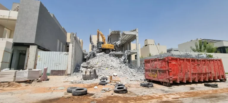 هدم فيلا وحاوية مخلفات بالرياض