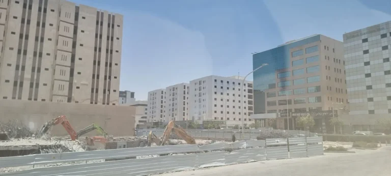 هدم مبنى تجاري بجوار عمائر بالرياض