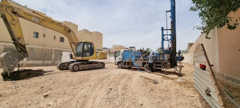 أرض بعد الهدم مع معدات الحفر بالرياض