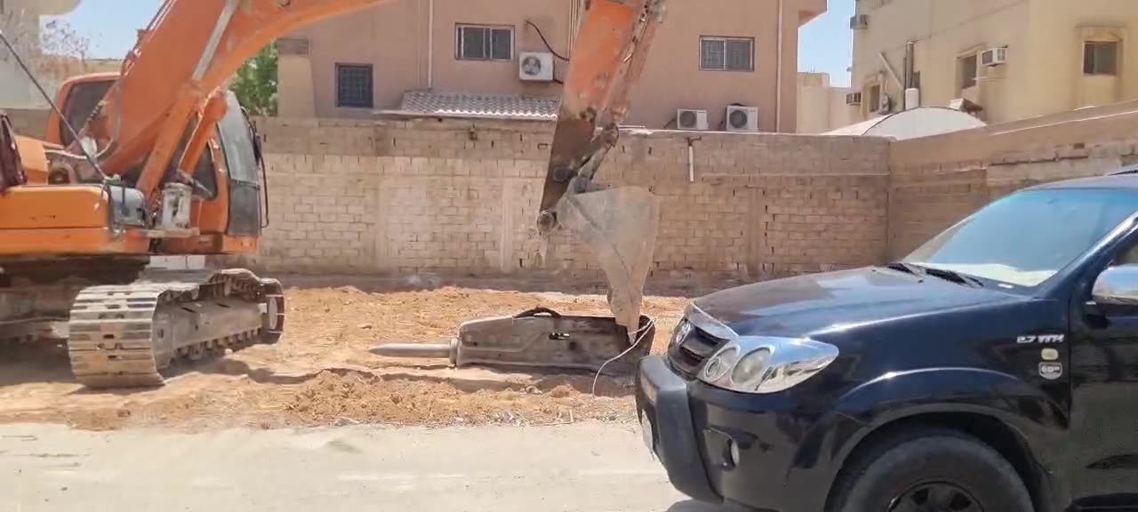 حفار يهدم مبنى سكني في الرياض