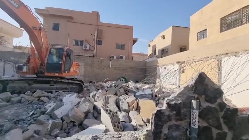 حفار هدم أمام سور منزل في الرياض